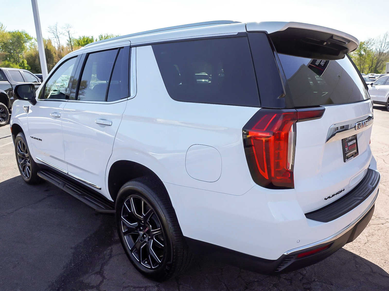 Used 2024 GMC Yukon SLT w/ SLT Luxury Package AWD/4WD image 4