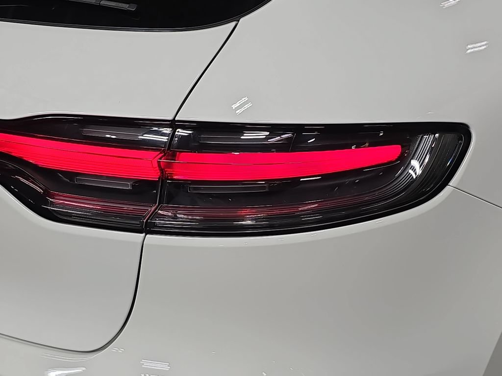 Certified 2025 Porsche Macan AWD/4WD image 30