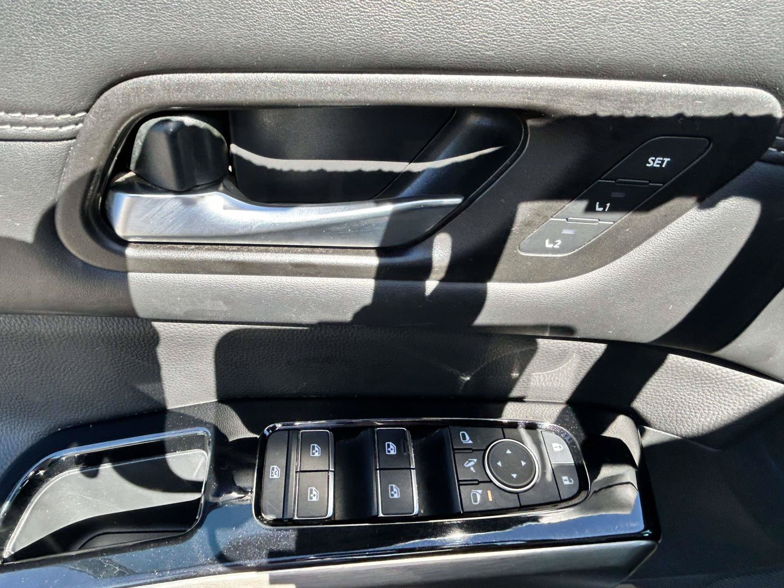 Used 2023 Nissan Pathfinder Platinum AWD/4WD image 13