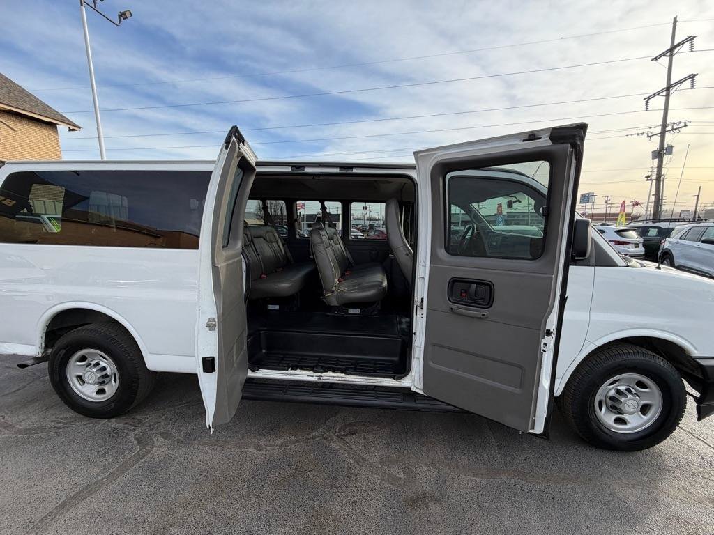 Used 2017 Chevrolet Express 3500 LS RWD image 9
