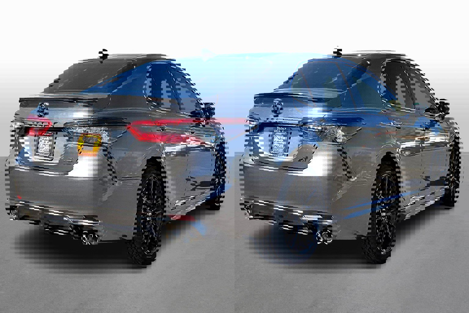 Used 2022 Toyota Camry XSE image 2