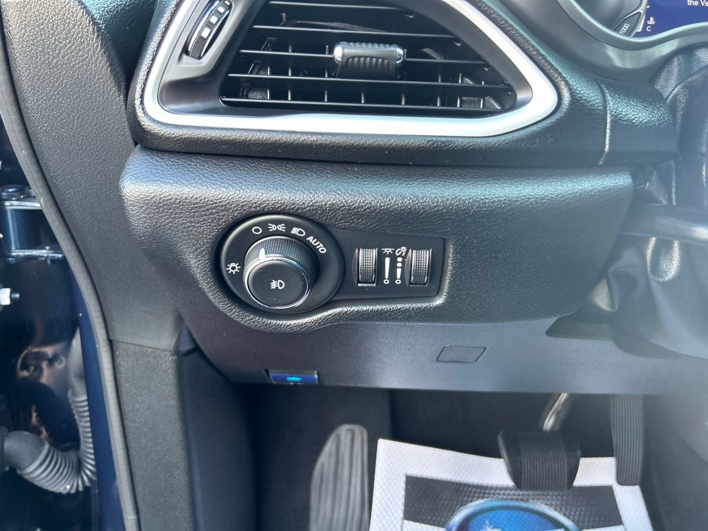 Used 2025 Chrysler Pacifica Select FWD image 25