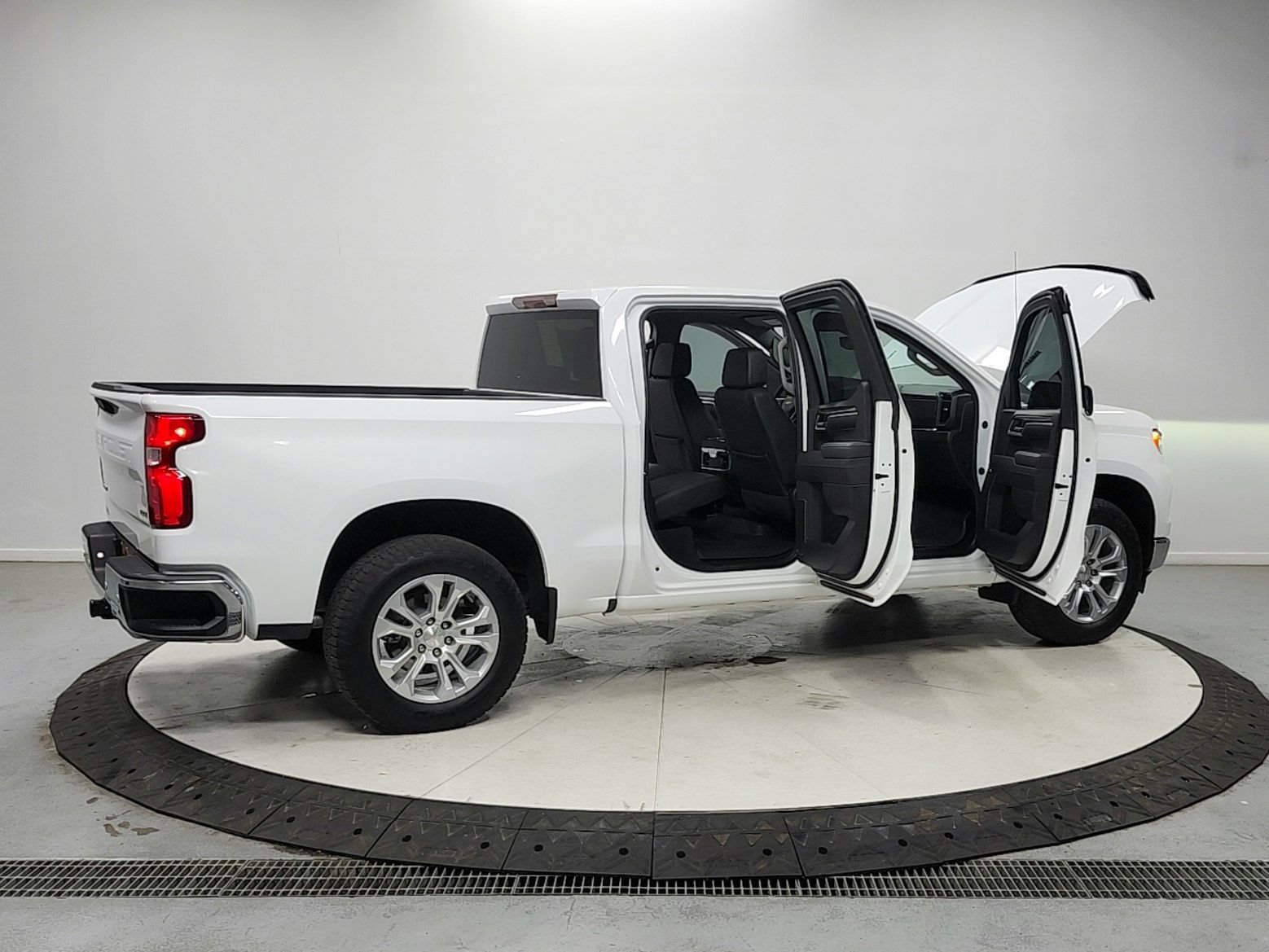 Used 2025 Chevrolet Silverado 1500 LTZ AWD/4WD image 15