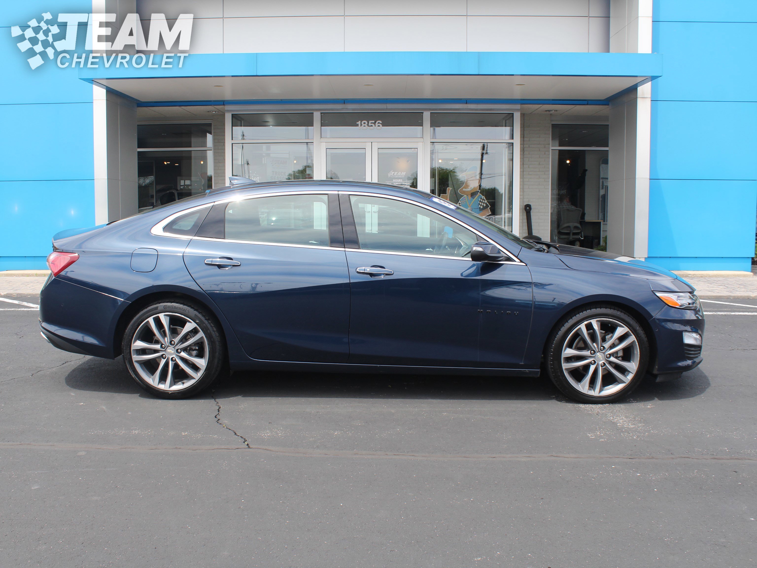 Used 2019 Chevrolet Malibu Premier w/ Sun and Wheel Package FWD image 3