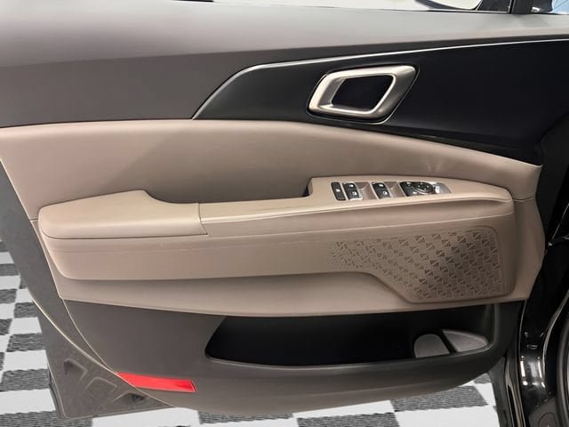 Used 2026 Kia Carnival FWD image 17