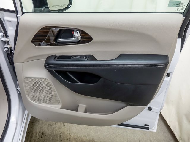 Used 2023 Chrysler Pacifica Limited image 29