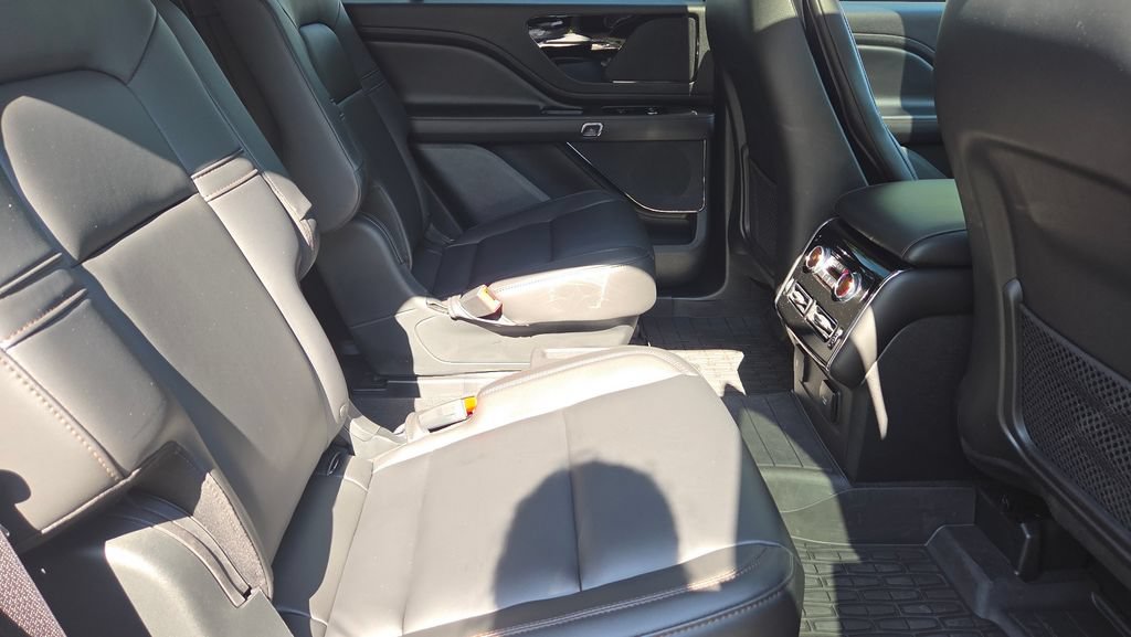 Used 2023 Lincoln Aviator AWD w/ Premium Package image 14