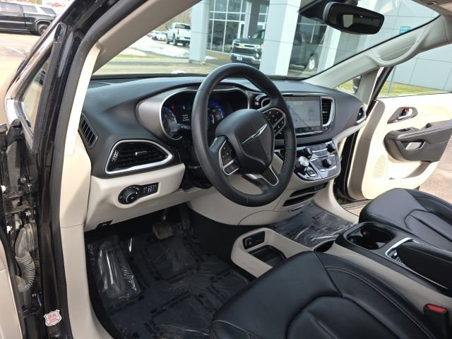Used 2024 Chrysler Pacifica Touring-L image 22