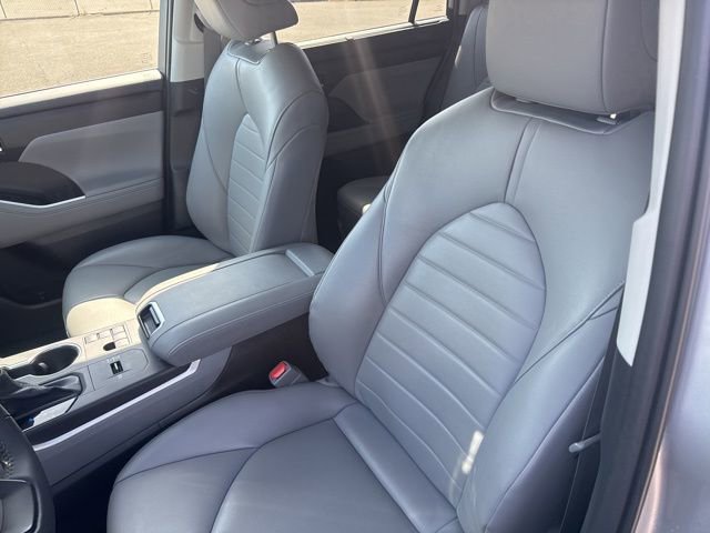 Used 2023 Toyota Highlander XLE FWD image 16