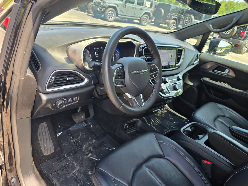 Used 2025 Chrysler Pacifica Select FWD image 24