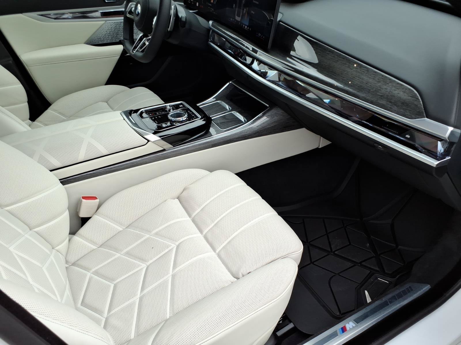 Used 2025 BMW 760i xDrive w/ Executive Package AWD/4WD image 23