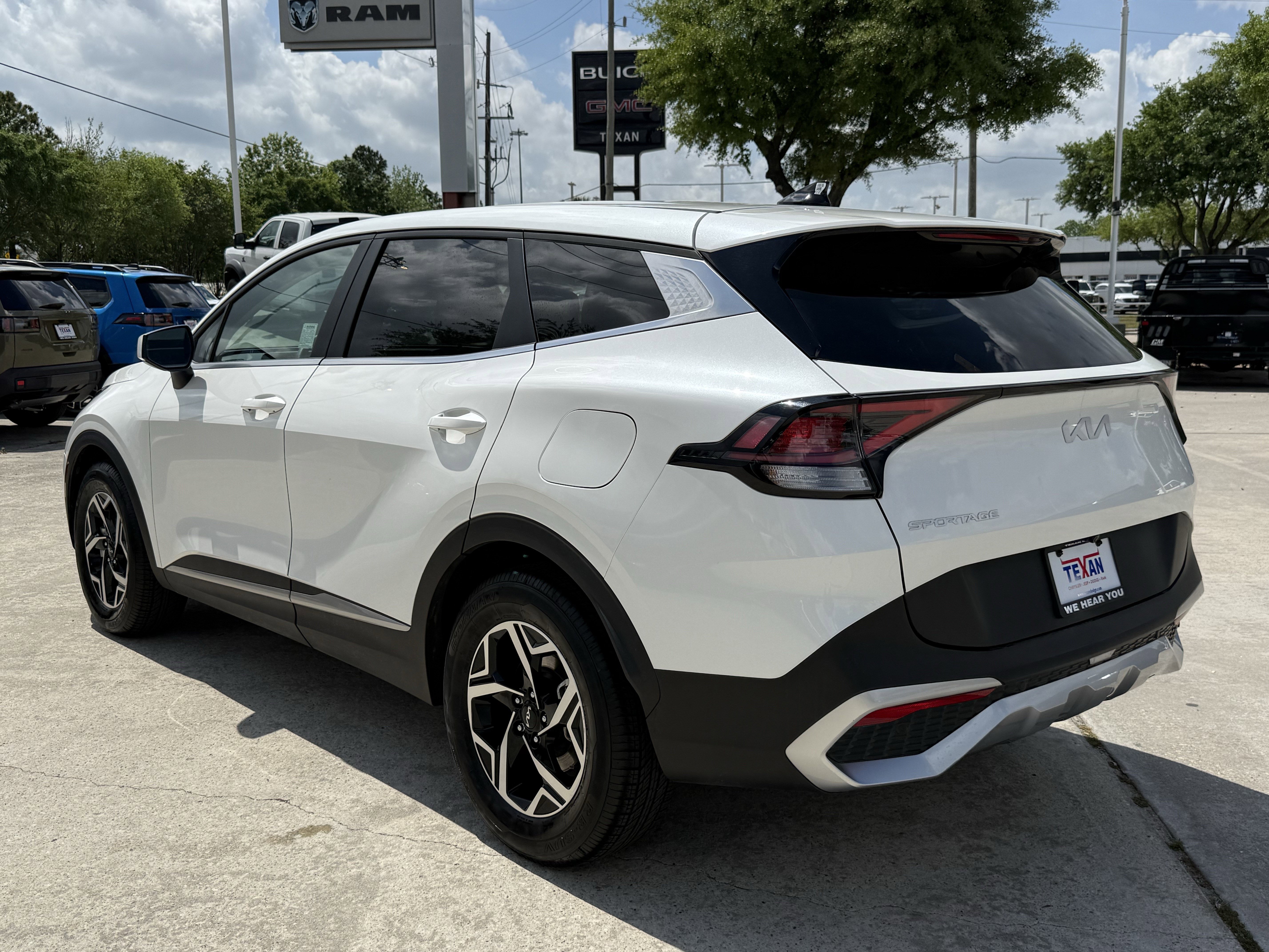 Used 2024 Kia Sportage LX image 7