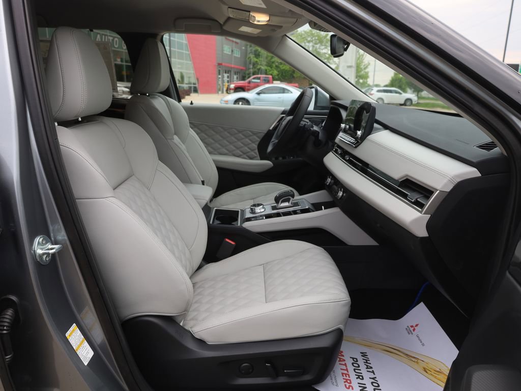 New 2025 Mitsubishi Outlander SEL image 13