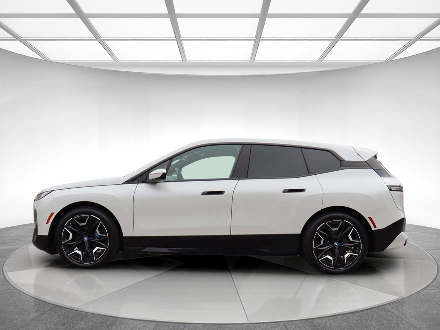 Used 2022 BMW iX xDrive50 w/ Sport Package AWD/4WD image 5