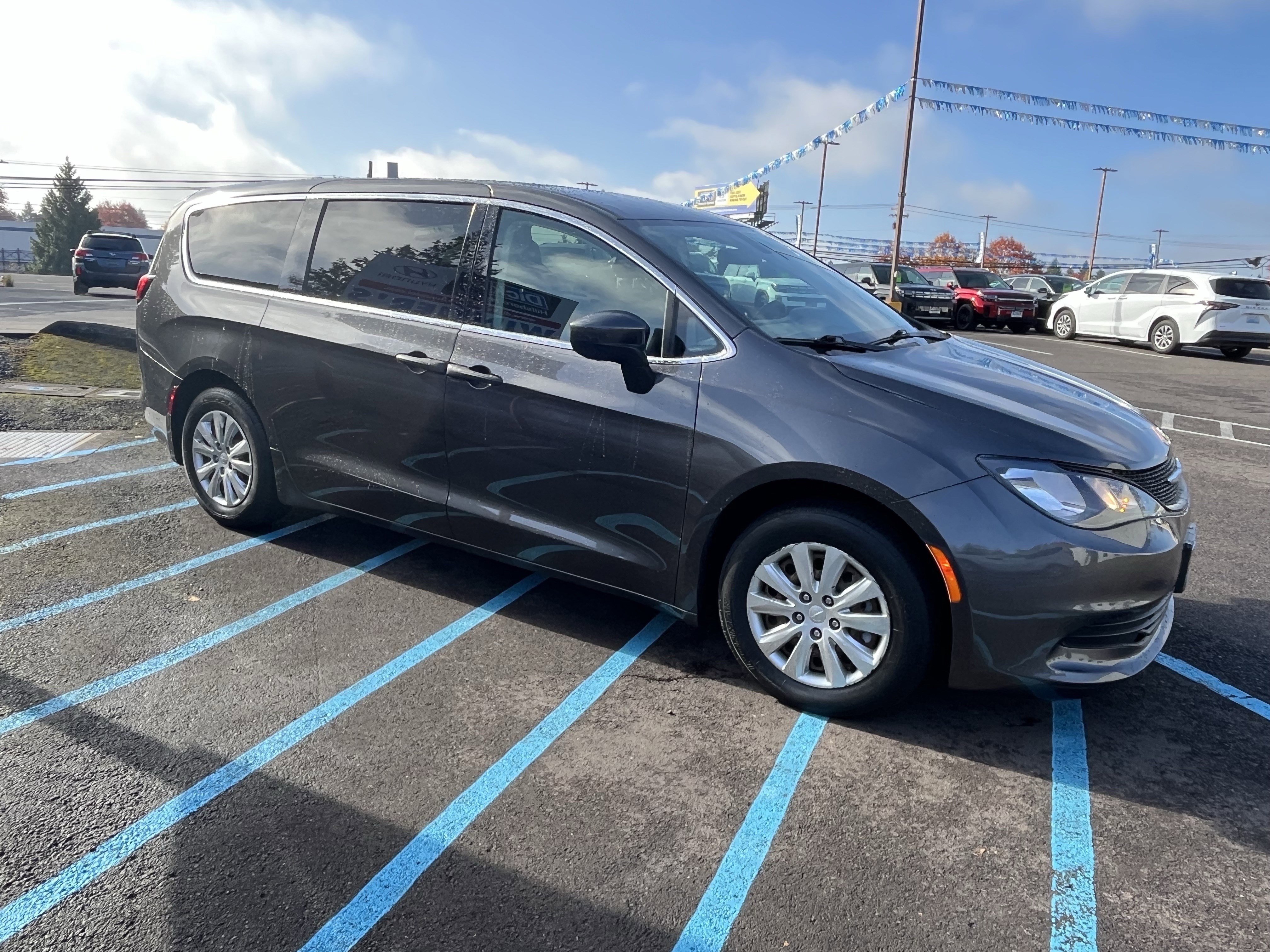 Used 2020 Chrysler Voyager L image 7