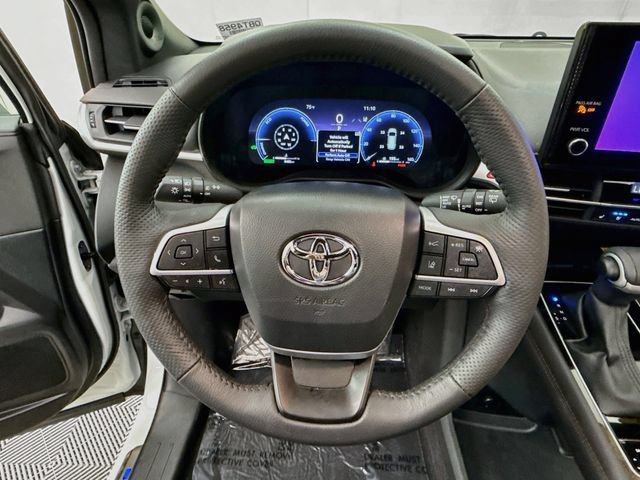 Used 2025 Toyota Sienna Platinum AWD/4WD image 11