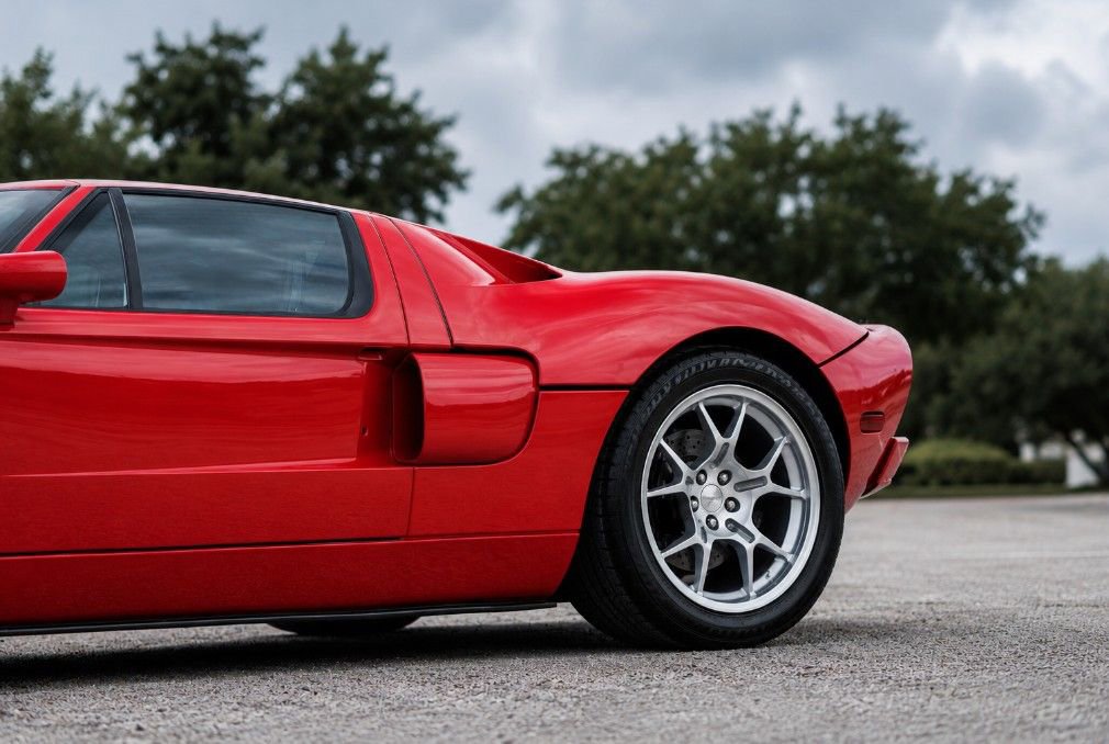 Used 2005 Ford GT RWD image 19