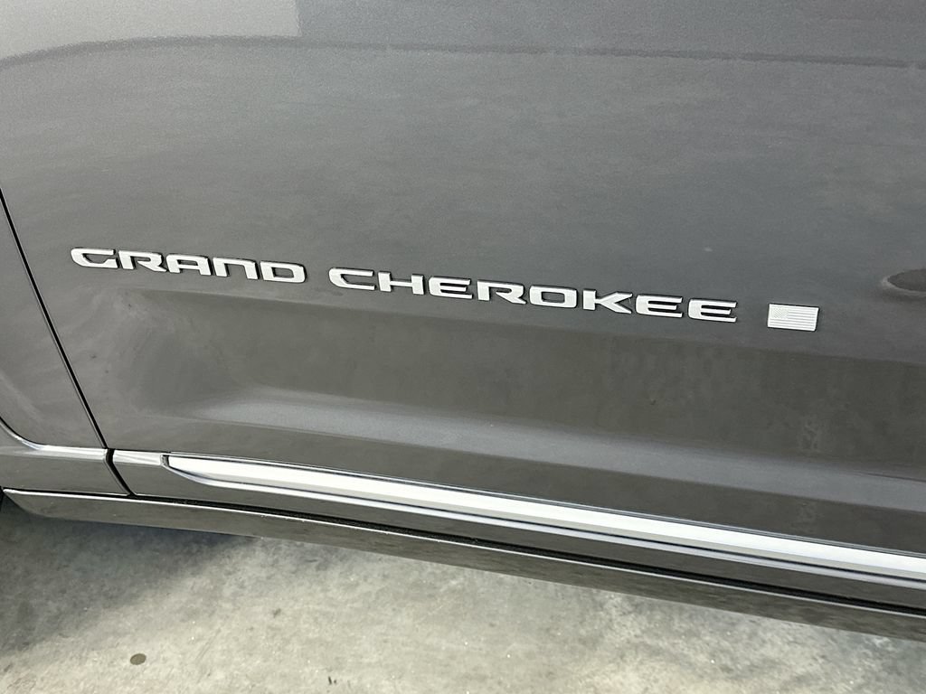 Used 2025 Jeep Grand Cherokee Summit AWD/4WD image 29