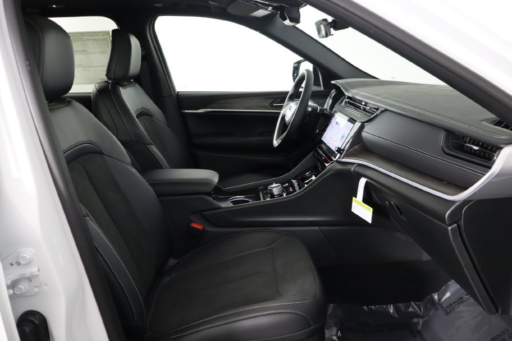 New 2026 Jeep Grand Cherokee Altitude AWD/4WD image 18