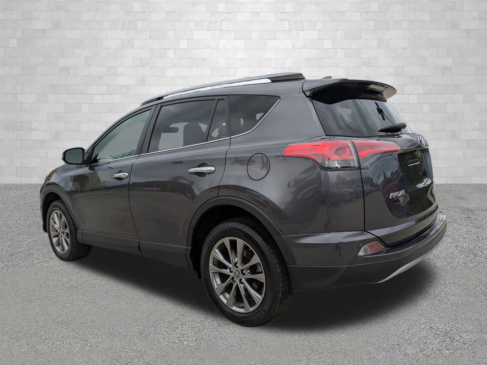 Used 2018 Toyota RAV4 Limited FWD image 3