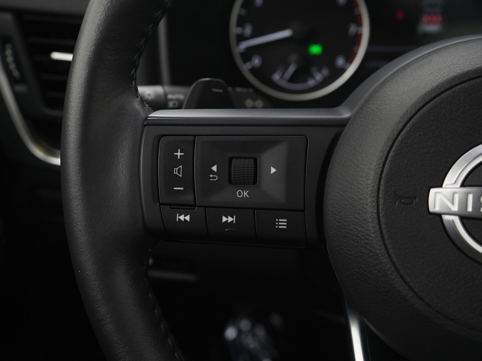 Used 2024 Nissan Rogue SV w/ SV Premium Package image 26