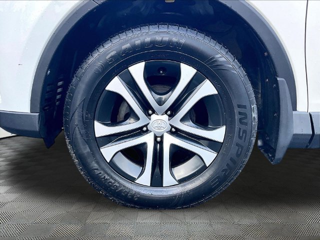 Used 2018 Toyota RAV4 LE AWD/4WD image 9