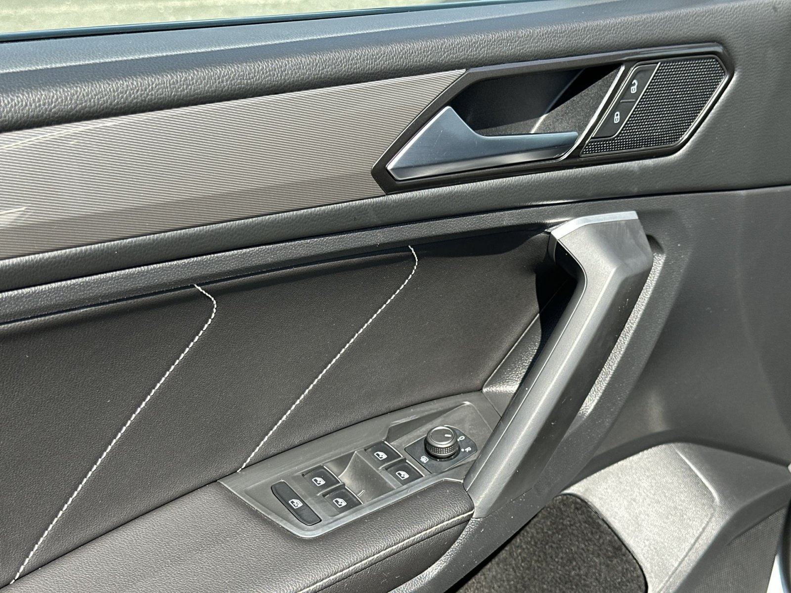 Used 2023 Volkswagen Tiguan SE w/ Panoramic Sunroof Package FWD image 16