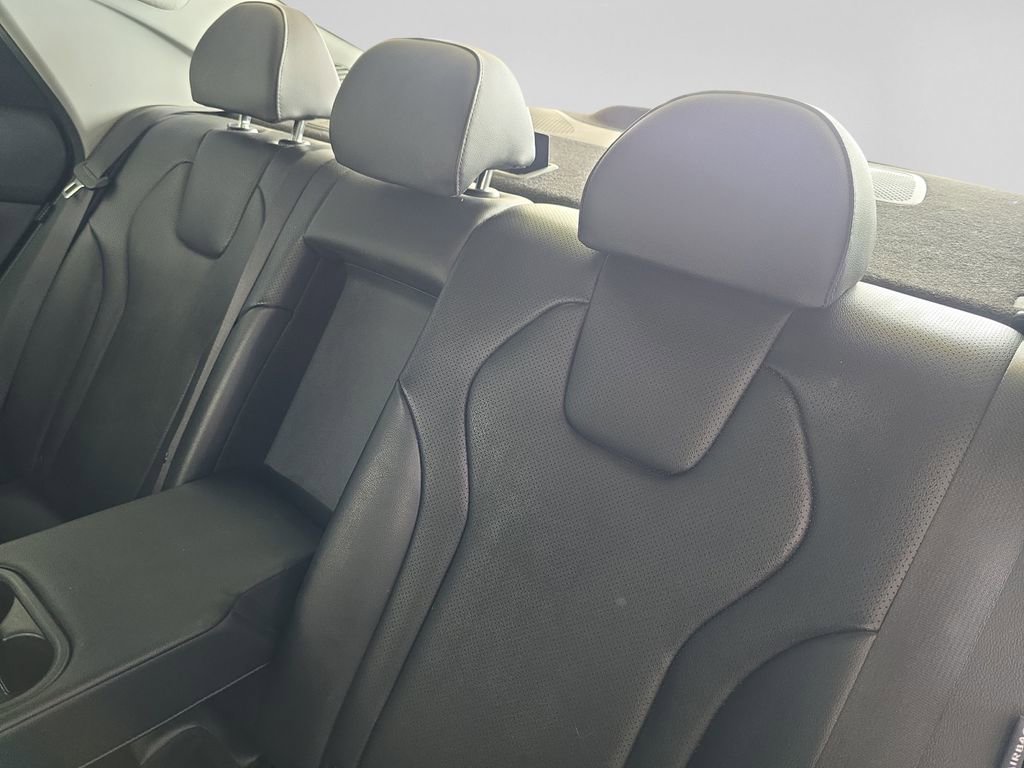 Used 2025 Hyundai Elantra Limited image 16