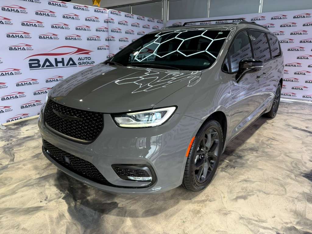 Used 2025 Chrysler Pacifica Limited FWD image 2
