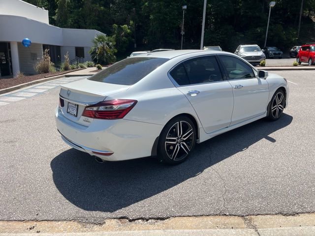 Used 2017 Honda Accord Touring image 3