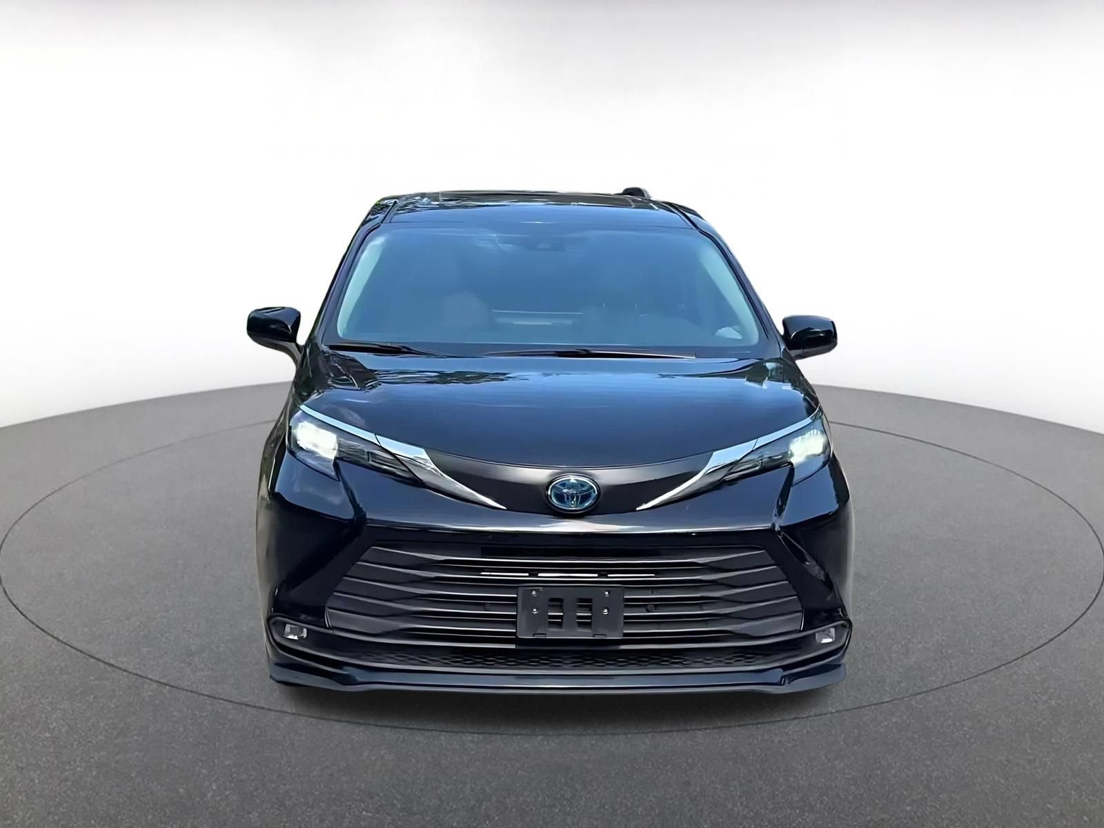Used 2025 Toyota Sienna XLE FWD image 4
