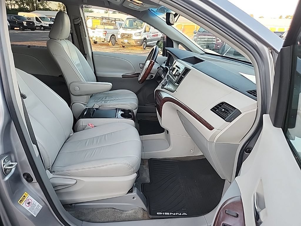 Used 2011 Toyota Sienna XLE FWD image 38