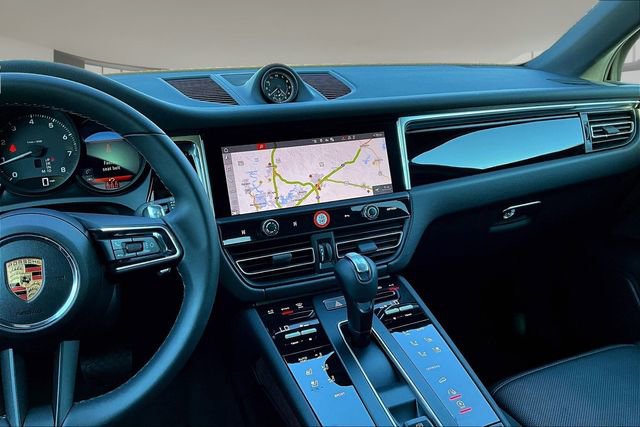 Used 2025 Porsche Macan image 9