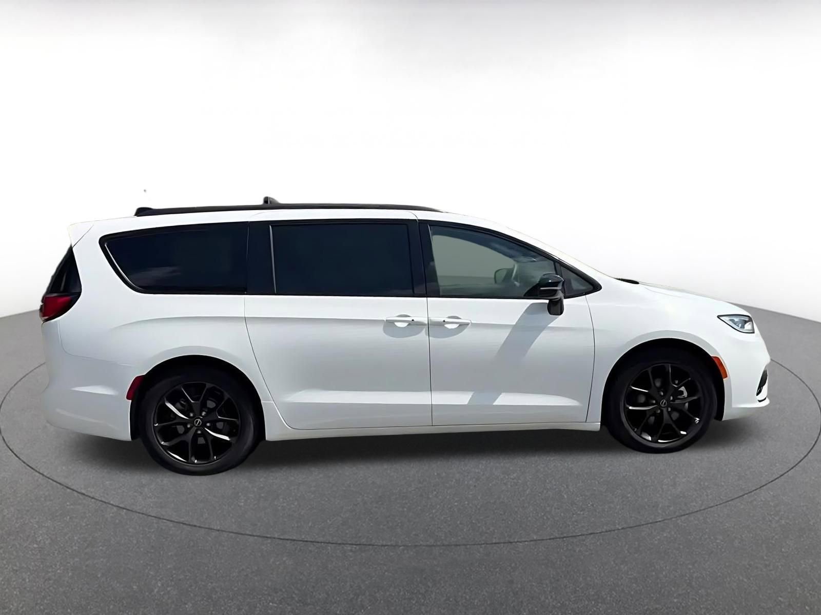 Used 2025 Chrysler Pacifica Limited image 15