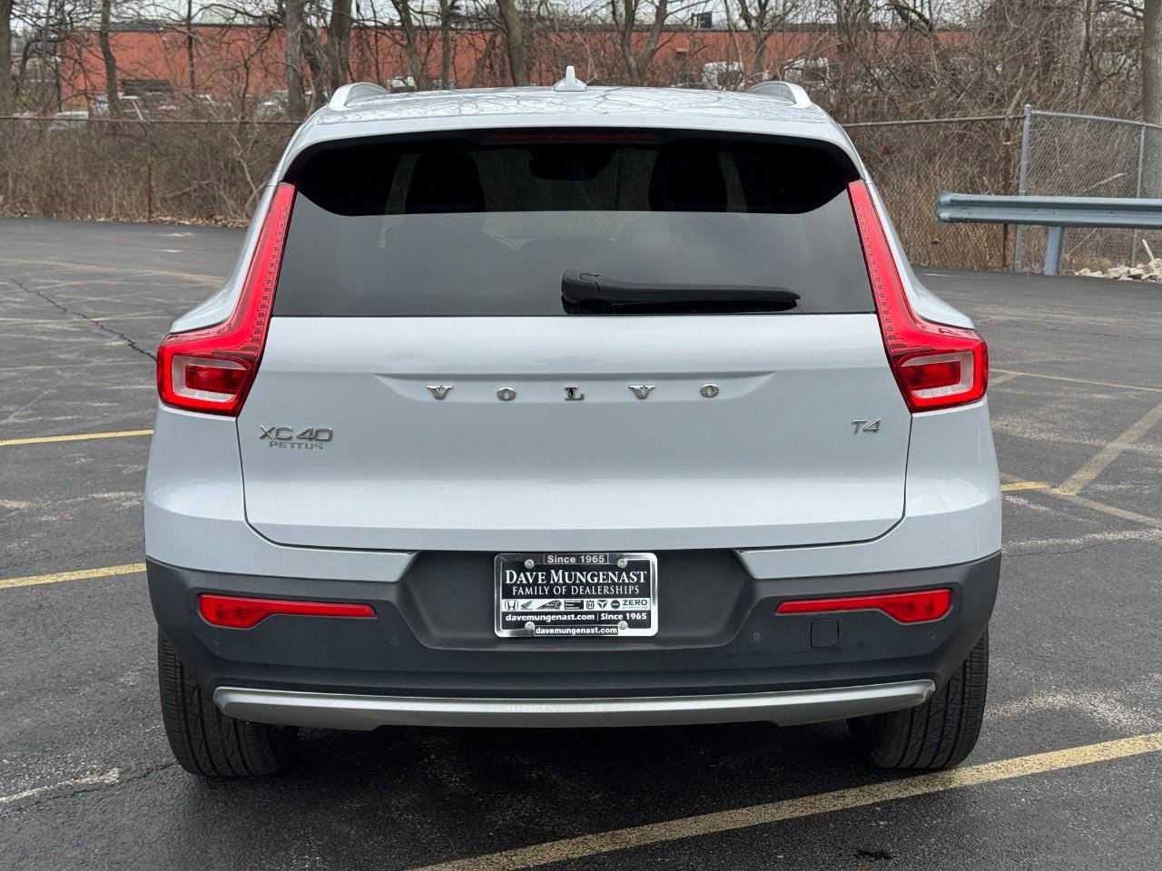 Used 2022 Volvo XC40 T4 Momentum image 6