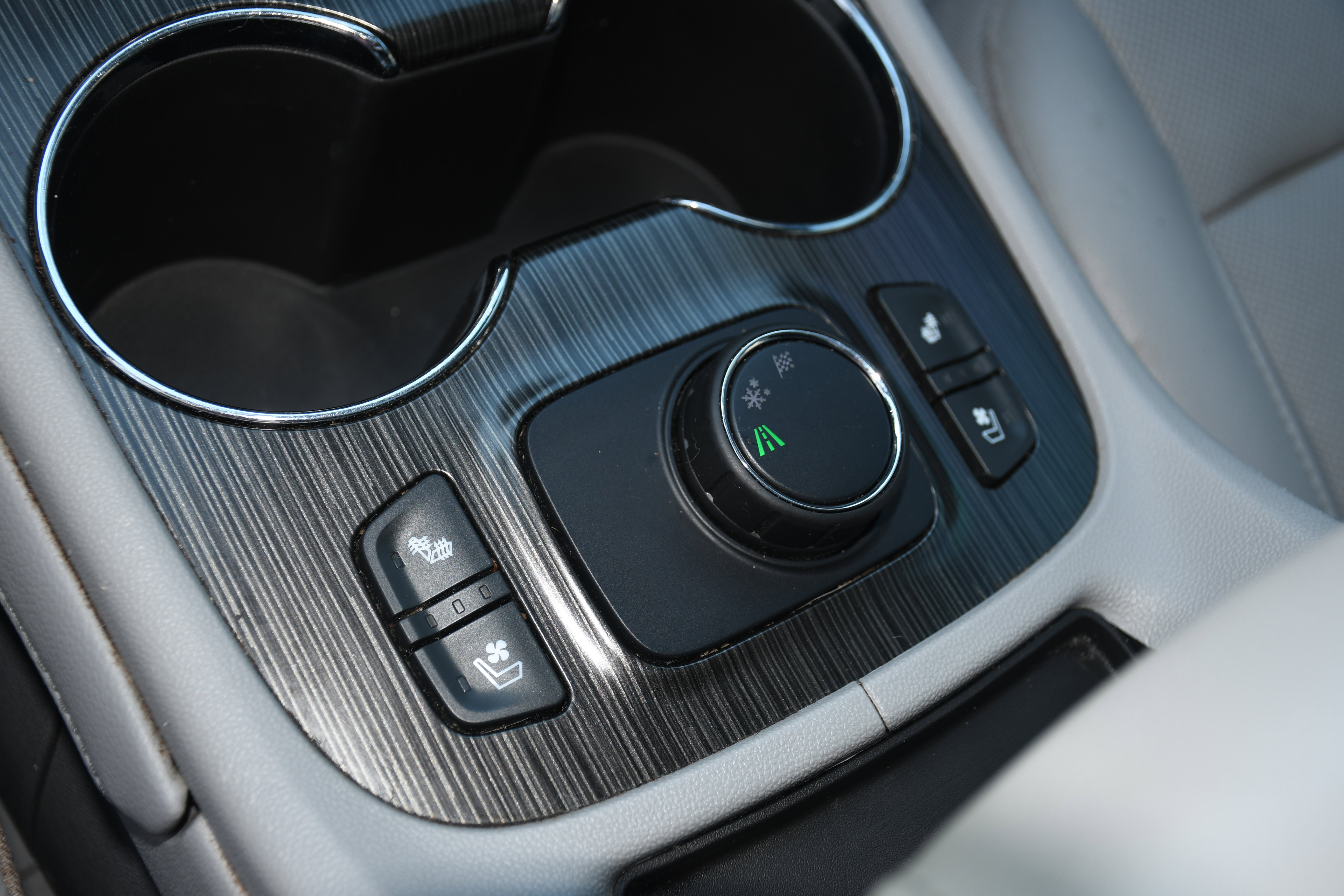 Used 2020 GMC Acadia SLT w/ Premium Package image 16