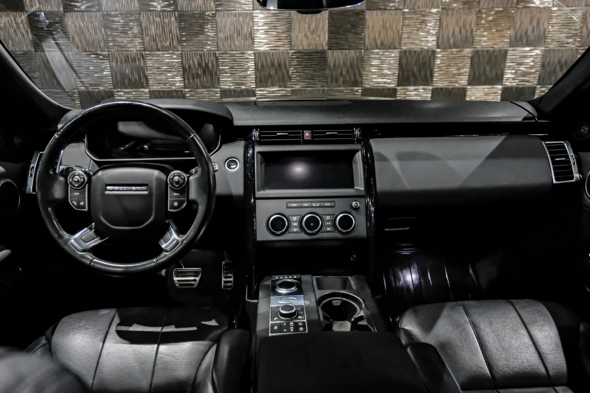 Used 2018 Land Rover Discovery SE AWD/4WD image 16