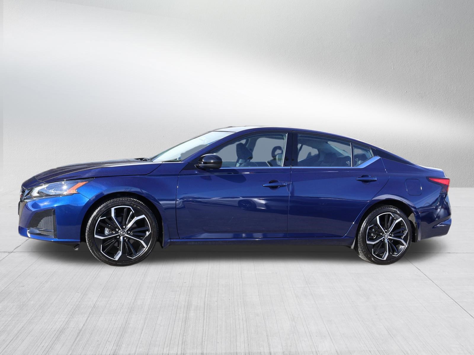 Used 2023 Nissan Altima 2.5 SR w/ SR Premium Package image 4