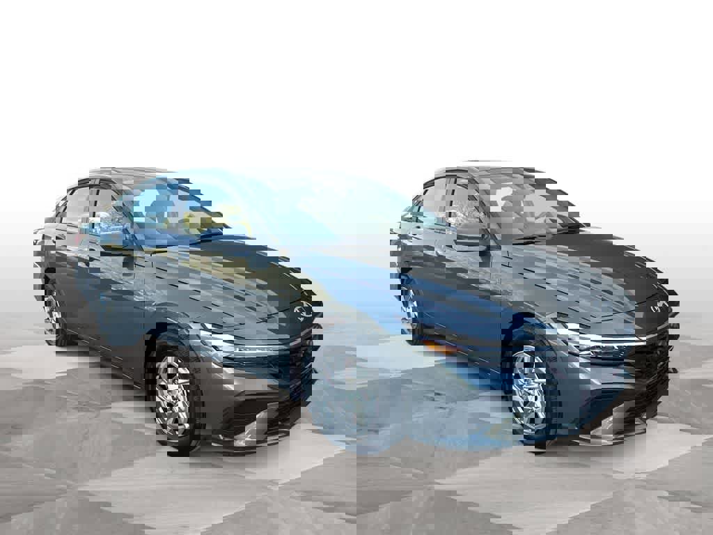 Used 2025 Hyundai Elantra SE image 2