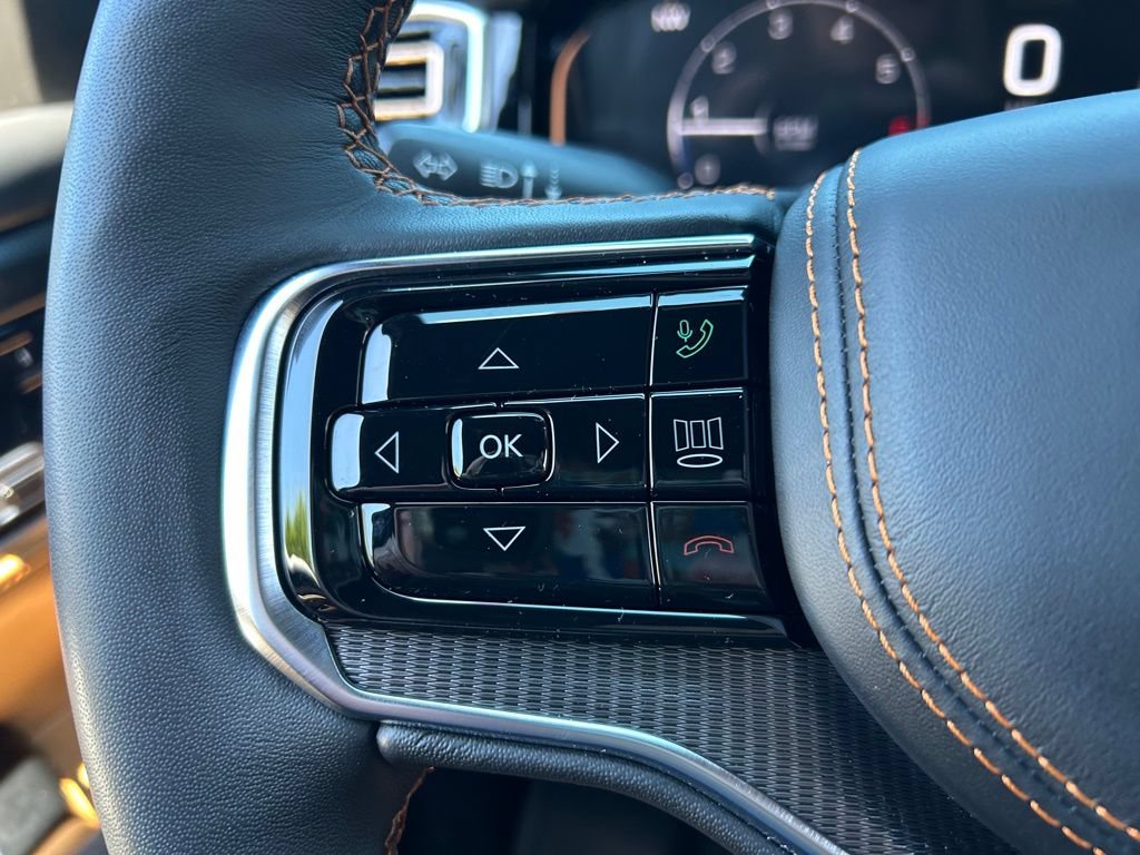 Used 2024 Jeep Grand Wagoneer Series III w/ Rear Seat Video Group 1 AWD/4WD image 31
