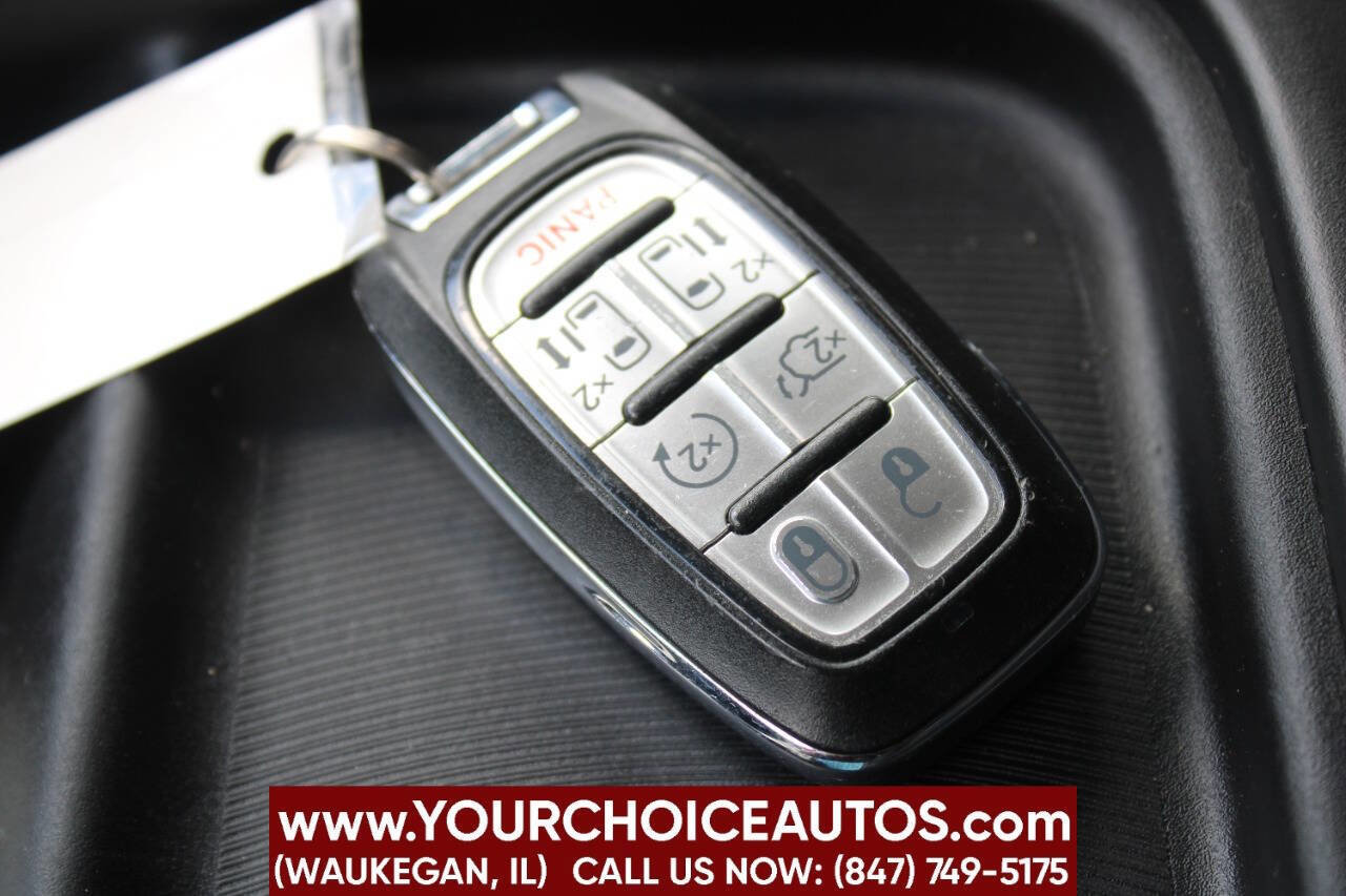 Used 2020 Chrysler Pacifica Touring-L FWD image 32