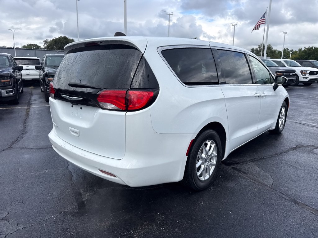 Used 2023 Chrysler Voyager LX FWD image 7