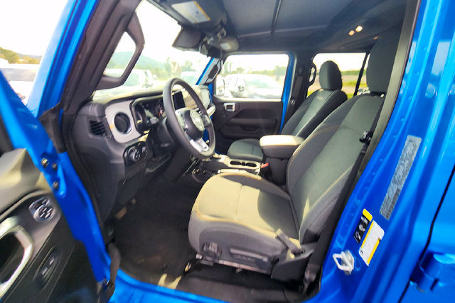 Used 2025 Jeep Wrangler Unlimited Sahara AWD/4WD image 13