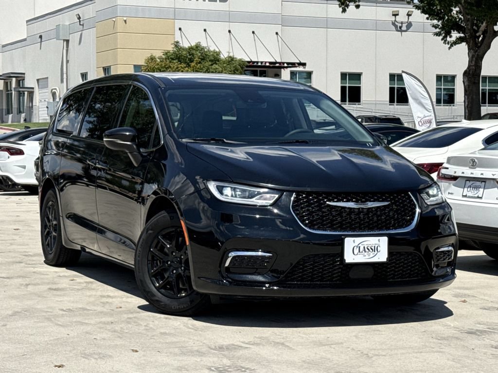 Used 2023 Chrysler Pacifica Touring-L FWD image 2
