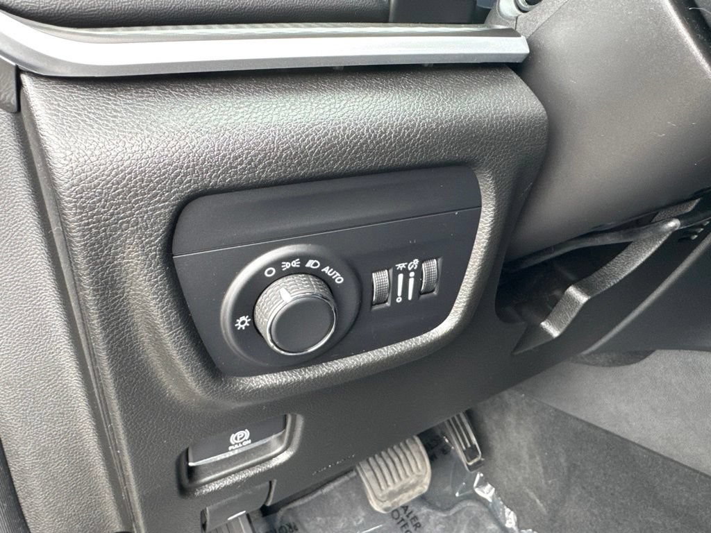 Used 2025 Jeep Grand Cherokee Altitude AWD/4WD image 26