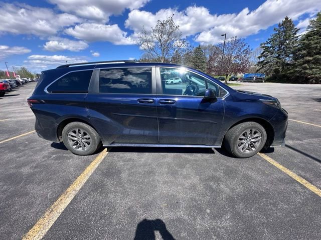 Used 2024 Toyota Sienna LE AWD/4WD image 2