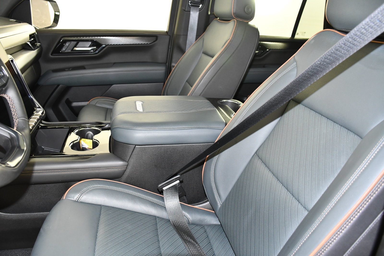 Used 2025 GMC Yukon AT4 AWD/4WD image 41