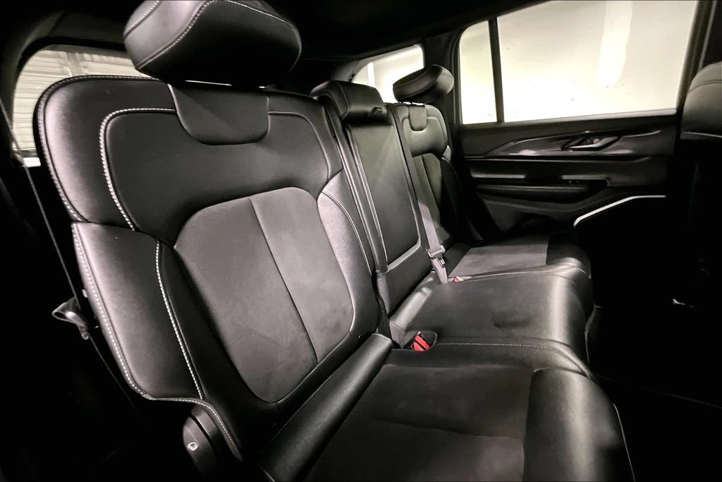 Used 2022 Jeep Grand Cherokee Altitude AWD/4WD image 33