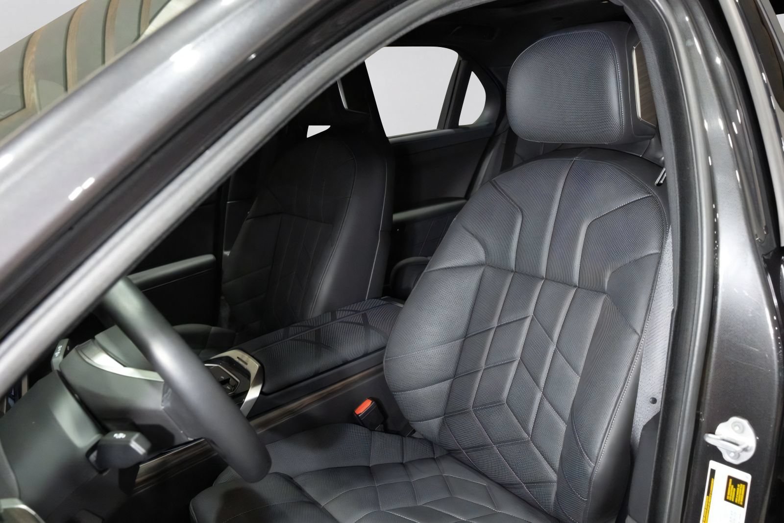 Used 2025 BMW i7 xDrive60 AWD/4WD image 23