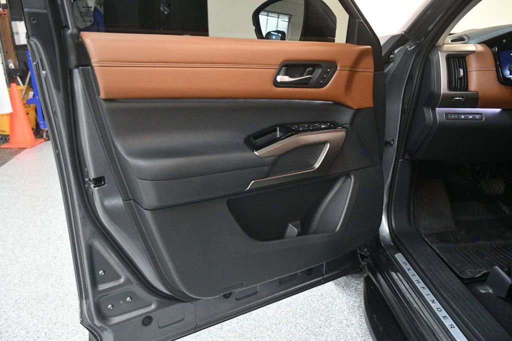 Used 2024 Nissan Pathfinder Platinum FWD image 22